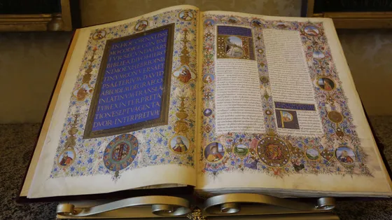 Una riproduzione artistica della Bibbia nella traduzione di San Girolamo / SICILIANI