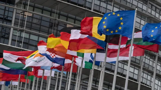 Le bandiere degli Stati Ue davanti al Parlamento Europeo a Strasburgo