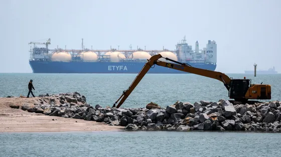 Una petroliera transita attraverso le acque dello Stretto di Malacca