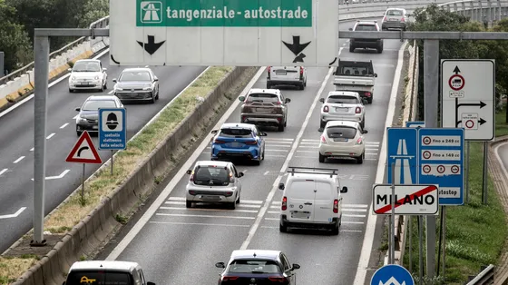 Giù le multe, su l'età (70 anni) per guidare bus e camion: come cambia il Codice della strada