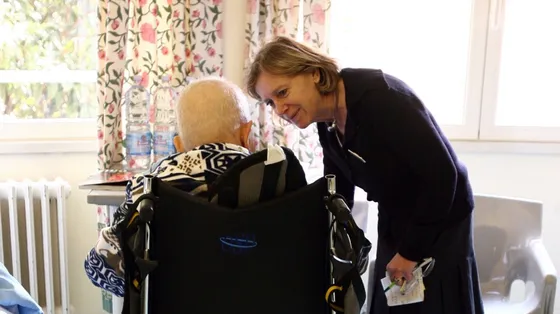 Il ddl riconosce la figura del caregiver familiare / Foto Gennari