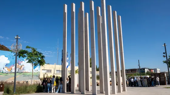Alte colonne di pietra bianca formano il memoria costruito sulle macerie della stazione di polizia distrutta il 7 ottobre