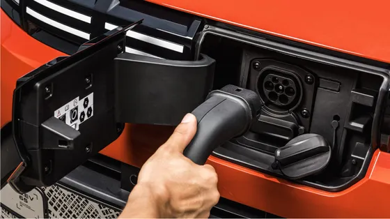 Flash Charging contro Multi-Energy, il duello che deciderà il futuro dell'auto