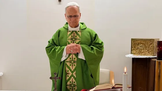 Il Papa ricoverato al “Gemelli” presiede la Messa. Le prime foto e le prime parole dopo l'operazione