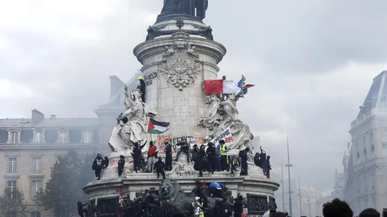 Francia a ferro e fuoco, giovani e gilet gialli in rivolta