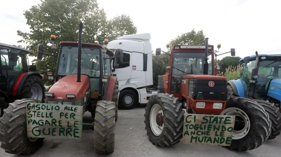 Il caro gasolio ferma il Sud: l'appello dei vescovi lucani