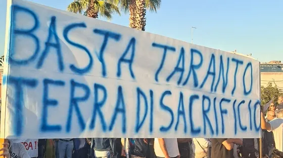La grande attesa di Taranto, dove la crisi dell'ex Ilva divide operai, famiglie e quartieri