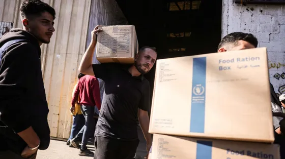 La distribuzione di pacchi alimentari del Pam nel villaggio di al-Zawayda situato nel centro di Gaza / ANSA