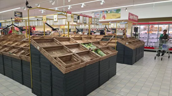 La rivolta dei Tir sale al Centro: primi vuoti sui banchi del fresco