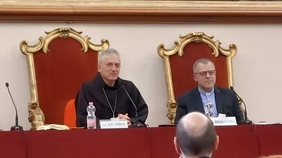 Un momento della prolusione dell'Anno accademico 2026/2027 dell'Istituto Santa Giustina a Padova con il vescovo Vittorio Viola, a sinistra. e il direttore don Loris Della Pietra