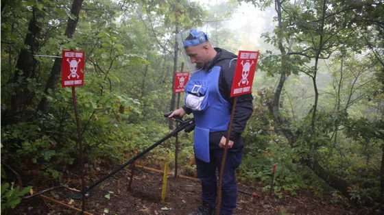 Un operatore della Ong Halo Trust impegnato in Kosovo