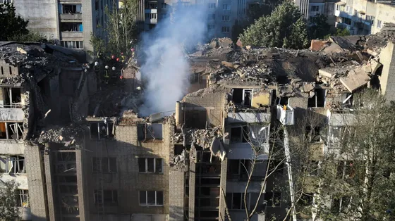 I soccorritori ucraini lavorano sul luogo di un attacco missilistico russo contro un edificio residenziale a Leopoli / ANSA