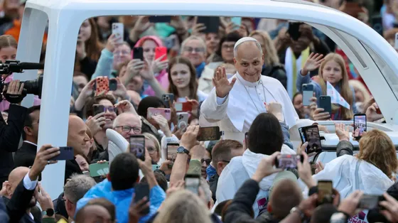 Leone XIV convalescente in papamobile fra i pellegrini in piazza San Pietro. «Grazie alla bontà di Dio»