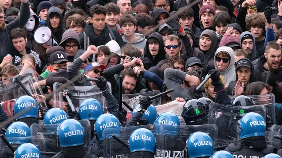 Una giornata di cortei e tensioni. Preso l'ideatore del Movimento. Meloni: garantita la sicurezza