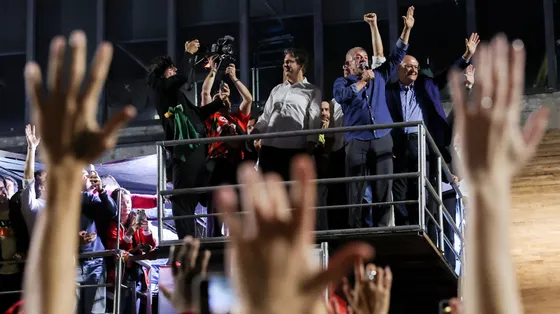 Lula acclamato in piazza a San Paolo dopo la vittoria su Bolsonaro