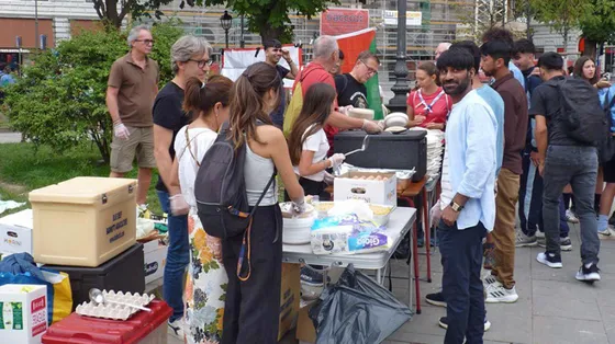 La distribuzione di pasti ai migranti in piazza a Trieste