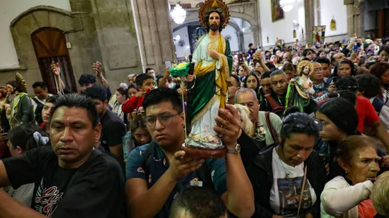 Devoti di san Giuda Taddeo davanti alla chiesa di San Hipólito, a Città del Messico / IAN ROBLES, EYEPIX