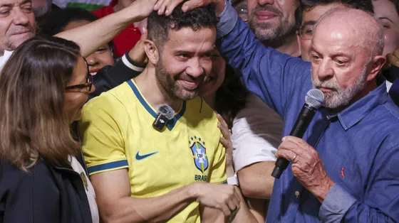 André Janones con Lula dopo la vittoria