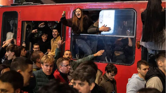Gli studenti in piazza a Belgrado / REUTERS