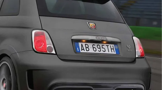 Personalizzare la targa dell'auto: un vezzo che costerà caro