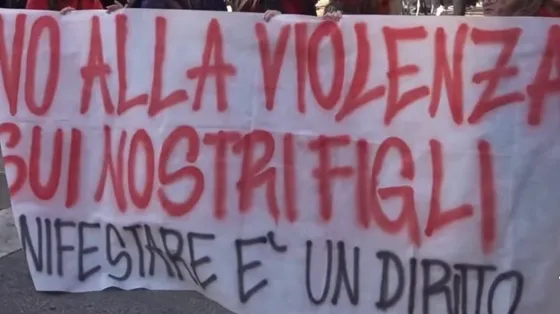 A Bologna madri in corteo con i figli per manifestare in pace