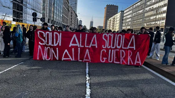 «Soldi alla scuola e non alla guerra»: da Livorno a Bologna, studenti in piazza