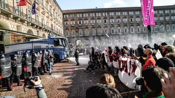 «Soldi alla scuola e non alla guerra»: da Livorno a Bologna, studenti in piazza. Scontri a Torino e Mestre