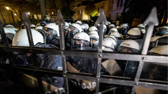 In Polonia si infiamma la battaglia sulla Corte Costituzionale. Sospeso il presidente, migliaia in piazza