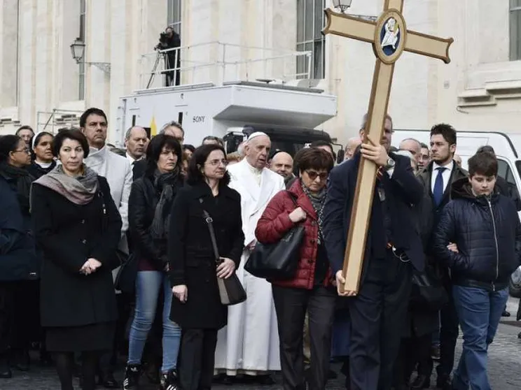 Il Papa: Chiesa scossa dalla storia, ma non crolla