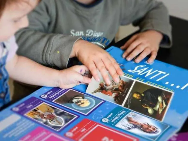 Prete rilancia l'album di figurine dei santi