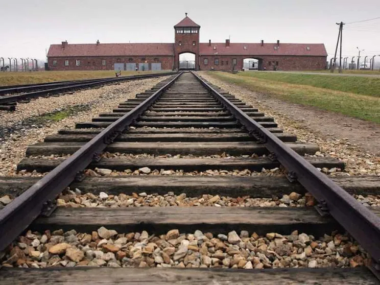 Guccini con il vescovo Zuppi ad Auschwitz