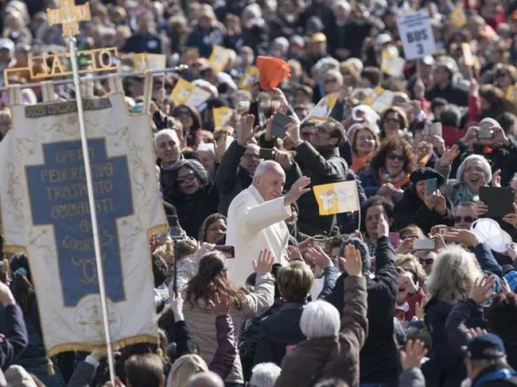 Il Papa all'udienza: amare è servire gli altri