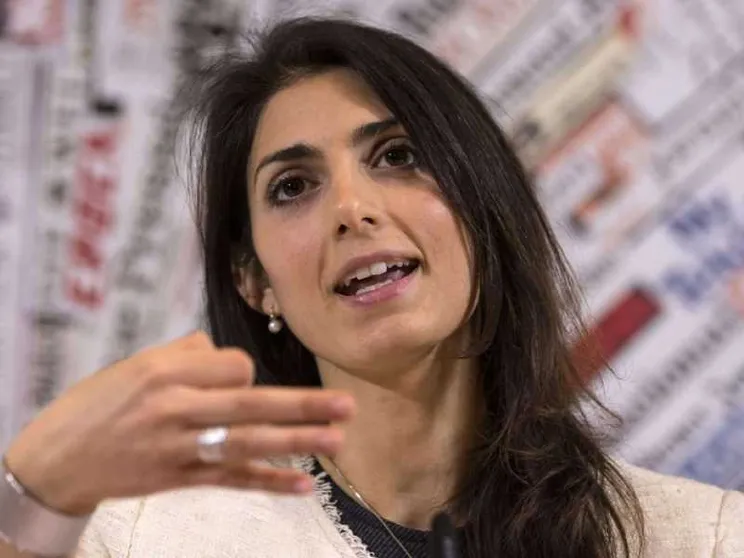 Raggi (M5s): «La maternità surrogata è inaccettabile»