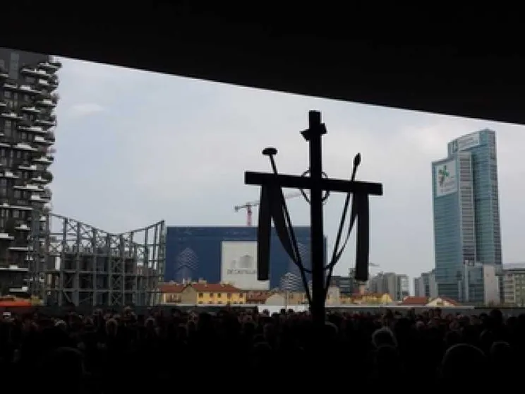 Tra i grattacieli la Via Crucis contro l'indifferenza