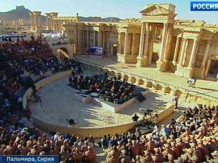 Siria, bombe sui profughi. E concerto a Palmira