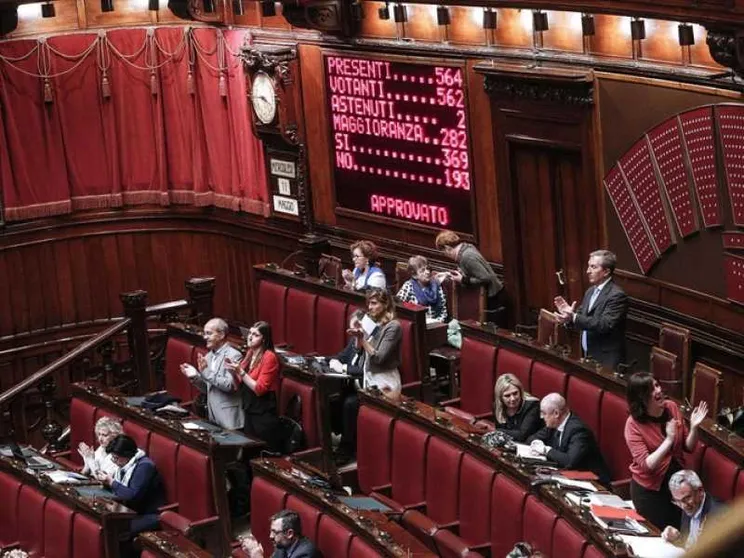 Unioni civili, il centrodestra vuole il referendum