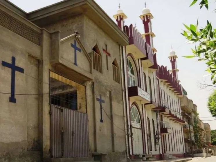 Pakistan, la moschea attaccata alla chiesa
