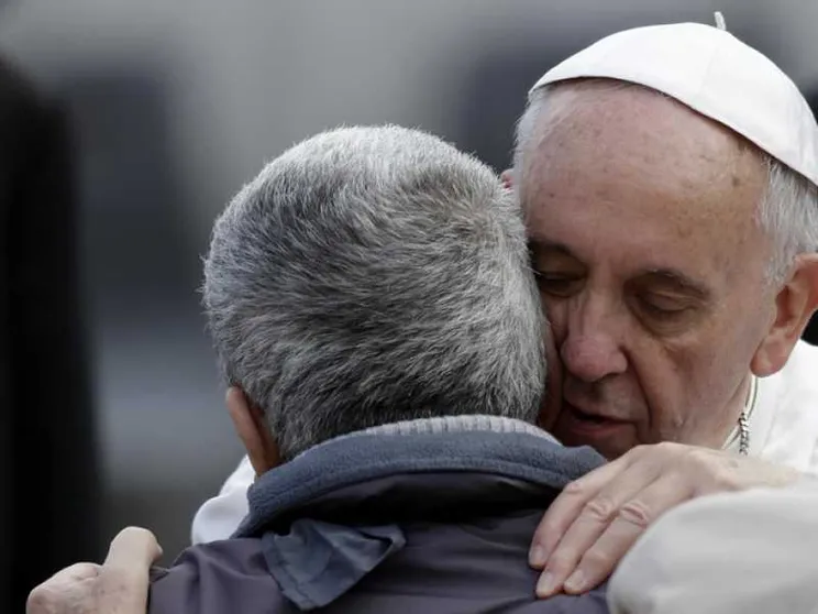 Il Papa dona scooter elettrico a anziani disabili
