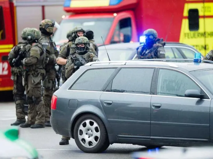Terroristi sparano a Monaco di Baviera Nove morti, tra cui forse un assalitore