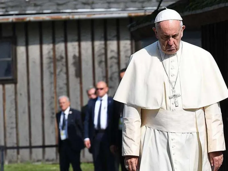 Gmg, Papa Francesco a Auschwitz\LIVE «Signore, perdona per tanta crudeltà»