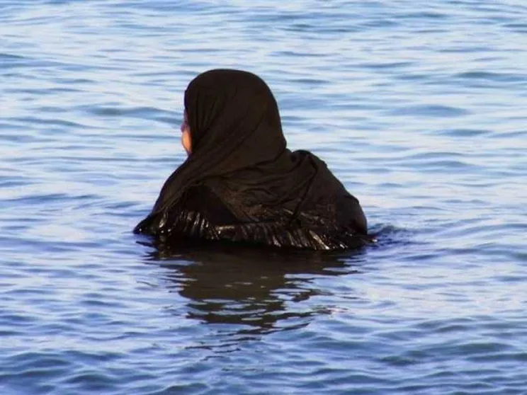Cannes, il sindaco vieta il burkini
