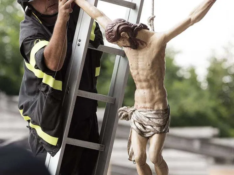 I funerali ad Amatrice. «Non uccide il terremoto, ma le opere dell'uomo»