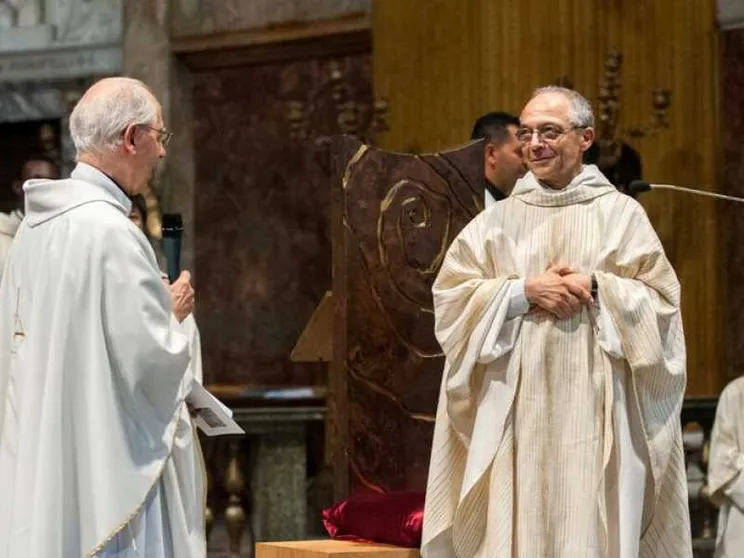 Un domenicano celebra Messa per l'apertura della Congregazione generale dei gesuiti. È la prima volta nella storia
