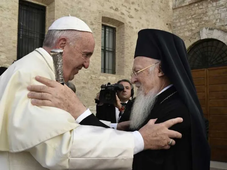 Papa Francesco, la pace di Assisi e la guerra globale: è il tempo del «noi»