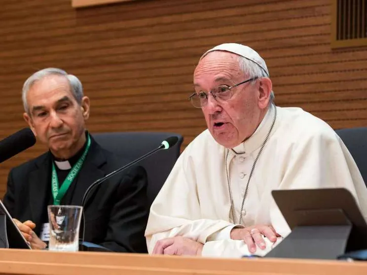 Il Papa ai gesuiti: nelle periferie con gioia