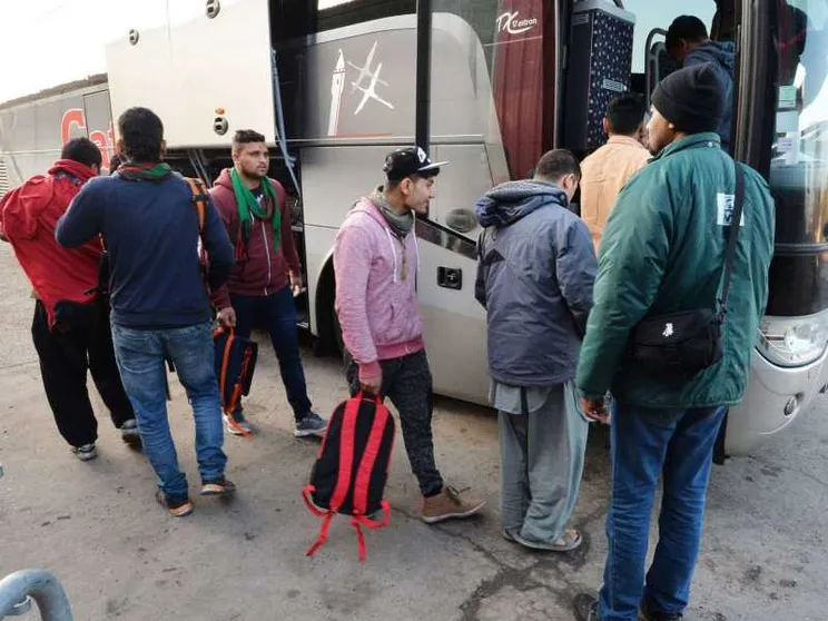 Cento migranti da Milano a Taranto