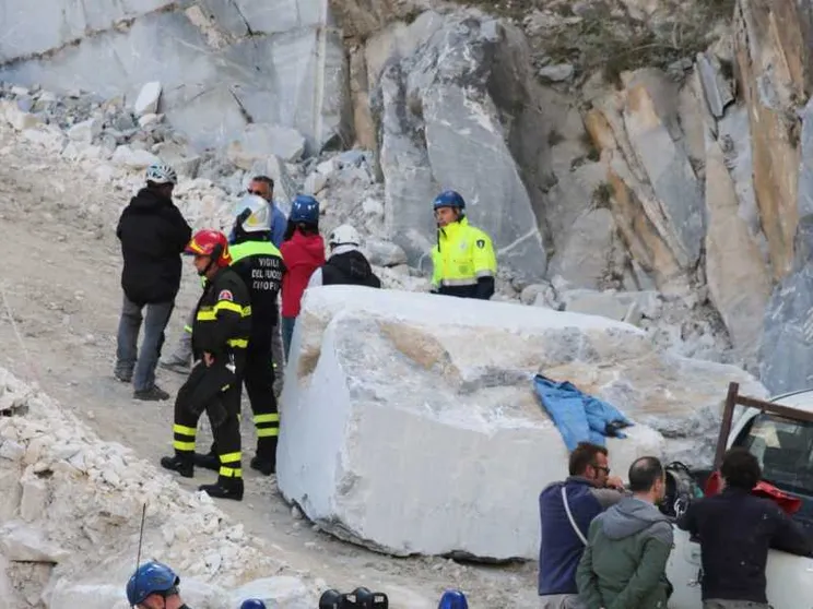 Carrara, cave rosso sangue