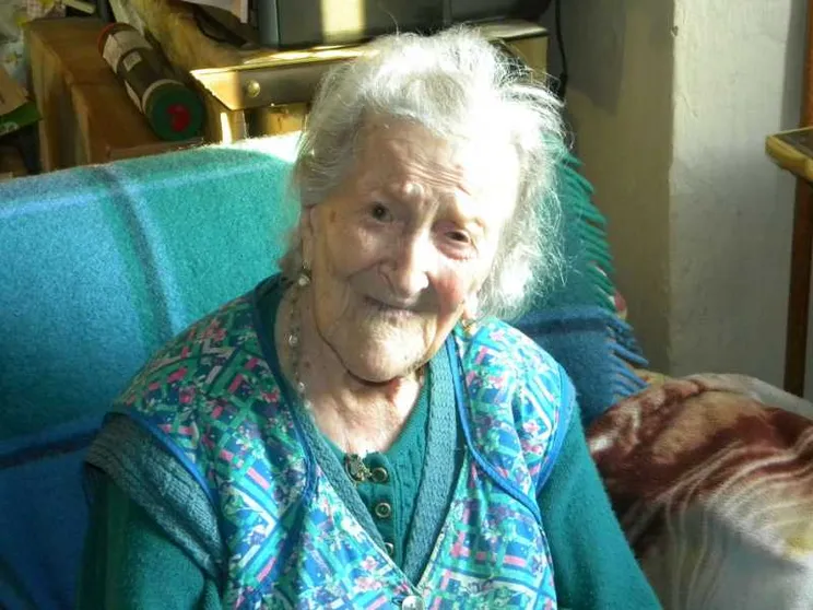 Compie 117 anni Emma, la donna più anziana del mondo
