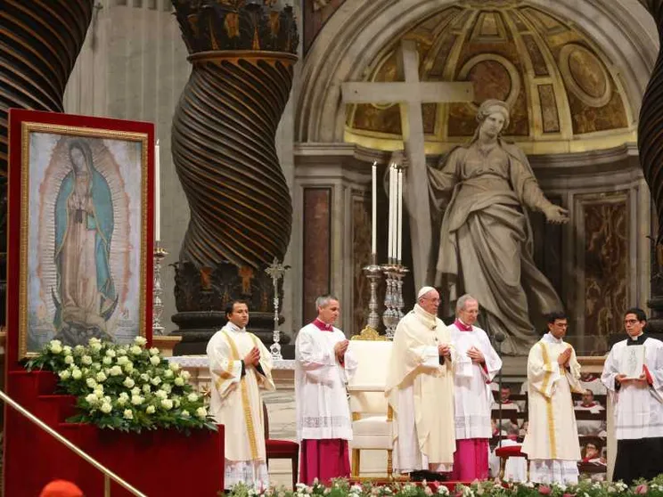 Papa Francesco: Maria luce in una società cieca davanti a esclusi