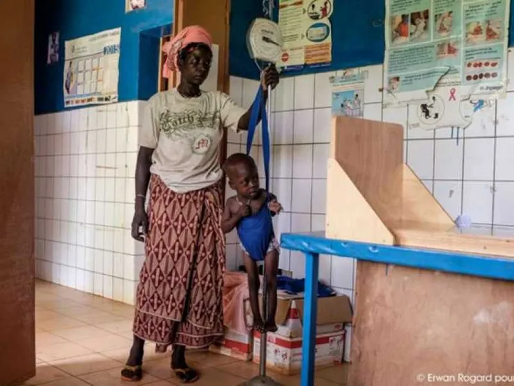 Mangia che diventi grande: così si curano i bimbi malnutriti del Burkina